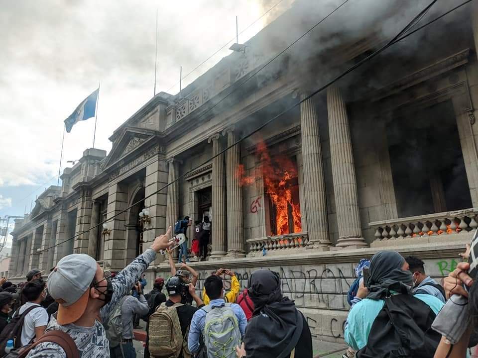 guatemaltecos-se-toman-el-congreso-ante-el-descontento-por-el-recorte-al-gasto-social-para-el-2021